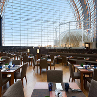 福岡のランドマークとなった開放的なダイニングスペース