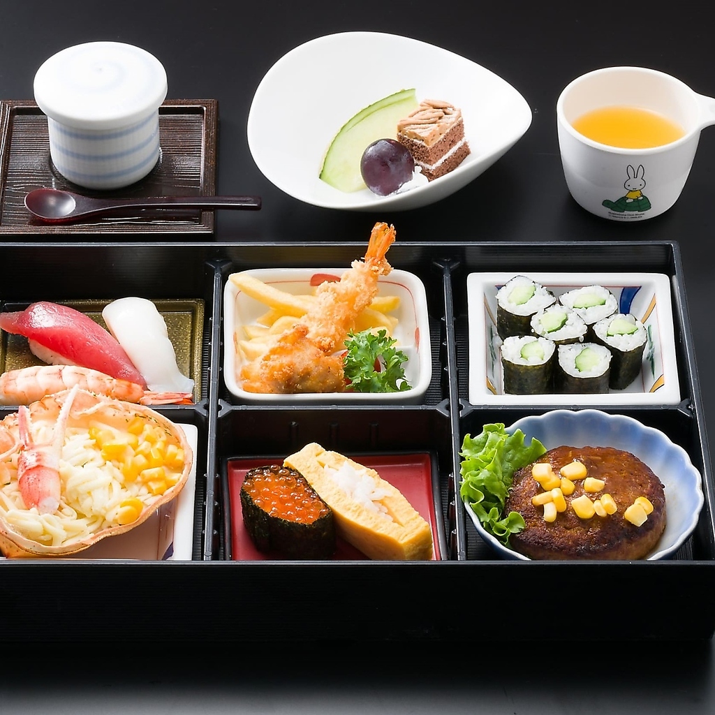 お子様メニューも充実！お子様用のイスもございますので、ご家族連れでもご安心ください。