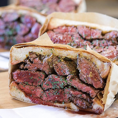 肉厚サガリ肉ステーキのミートサンドが自慢のアメリカンカフェ