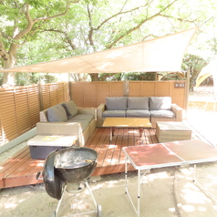 ソファサイト◎広々としたソファでゆったりとくつろげる、ラグジュアリーな空間です。まるでリビングにいるかのような快適さで、時間を気にせずリラックスしながらBBQを満喫できますよ。女子会や少人数での利用におすすめです♪