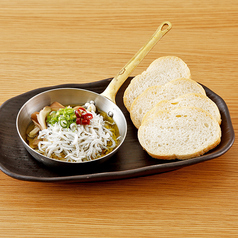 しらすときのこのアヒージョ