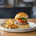 料理メニュー写真&nbsp;100%牛肉パテを使用した特製ハンバーガープレート