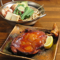 【名物】国産牛もつの甘みと、秘伝スパイス骨付き鶏