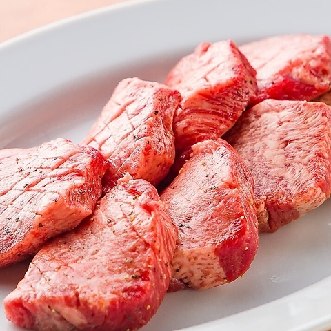 名物の厚切りタンや極厚カットを目の前で仕上げる贅沢な焼肉を楽しめます