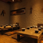 【最大20名様】卓の配置が自由に変えられるお座敷個室は会社宴会や仲間同士の飲み会に！
