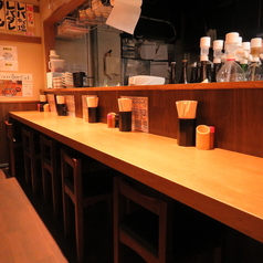 お一人様でのお食事や、サクッと飲みたい時にもぴったりです◎お料理に合うお酒も多数ご用意してお待ちしております♪居心地の良い雰囲気の店内で、焼き鳥や焼とん串などご堪能下さい！当店こだわりの串とお酒を味わいながら、カウンター席で料理が出来上がるのをワクワクした気持ちでお待ちください♪
