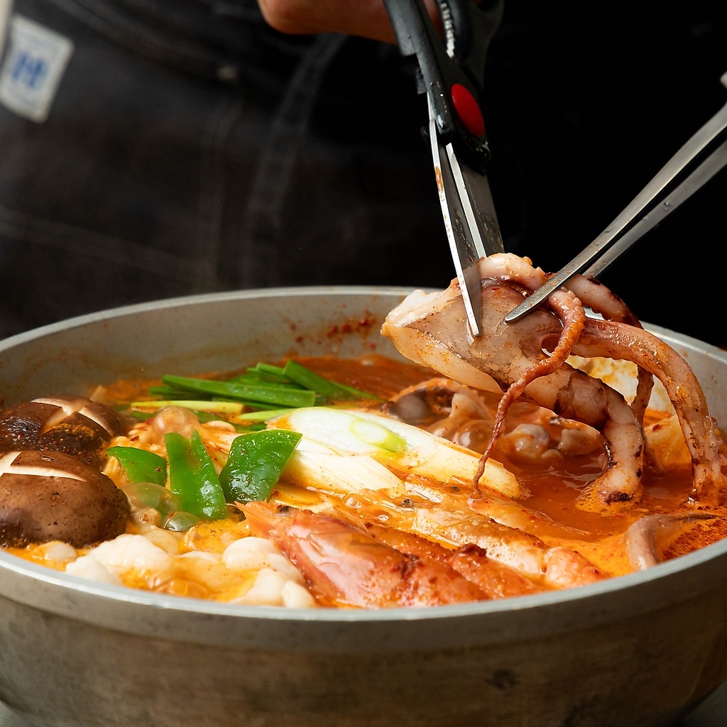 韓国のトレンドメニューが多数！チュサムやプデチゲなど、ほどよい辛味はお酒との相性も抜群！