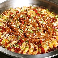 海老とアヒル（手羽先ともみじ）の汁なし火鍋（中）