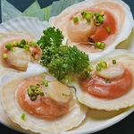 お肉のほかに海鮮や野菜もございます。パリッとジューシーな餃子など、自慢の一品料理も充実！