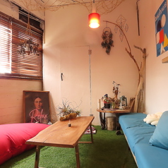 【芝テーブル・ソファ席2～5名様×1席】お子様連れの方やご家族、デートにもピッタリな、靴のままご利用いただける芝のソファ・テーブル席をご用意しております！芝のグリーンの上でリラックスして日常を忘れられるお席です。座り心地の良いソファで、当店自慢のお料理を召し上がりゆったりとした時間をお過ごしください♪