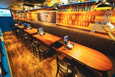 落ち着いた木調の壁で。ソファーと椅子のお席です！繋げて団体さんでのご利用も可能です！お気軽にお問い合わせください。