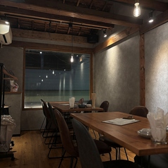 2階では最大16名様まで着席可能なテーブル席をご用意しております。貸切や完全個室もご相談可能ですので、お気軽にお問い合わせください。