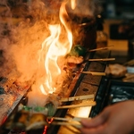 こだわりの炭火◎炭火の熱でじっくりと焼かれた焼き鳥は、外は香ばしく中はジューシーで風味豊か♪