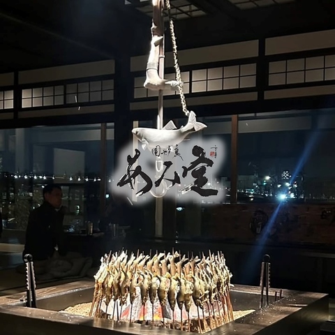 琵琶湖産の鮎を目の前の大囲炉裏で1時間かけて備長炭で焼き上げる鮎の塩焼きが名物◎