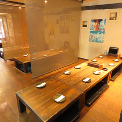 お隣の席とはすだれで仕切りをしています。最大10名様でご利用いただけます。すだれをあげれば広々とした空間に、最大30名様も可能。隣の個室もつなげて最大50名以上のご宴会も可能。