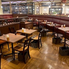 【2名様掛けテーブル席】お買い物中のお食事や、休日にお友達同士でのランチなど、どなたでもお気軽にご利用いただける2人掛けのテーブル席♪ご利用に合わせてお席にご案内いたしますのでお気軽にご相談下さいませ。