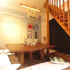 【1階ウッドデッキテーブル席】店内一階に降りると、新しくリニューアルしたプロジェクター付きのウッドデッキテーブル席がございます。お好みの動画や画像を映していただけるので、皆さまで同じ映像を共有でき盛り上がります！気の合う仲間やご友人同士のお集まりにぜひご活用ください♪新しい楽しみ方ができるお席です。