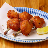 当店自慢の手羽先のチューリップ風に、レモンをかけてどうぞ！さくっと食感のビールが進む味わいが人気です！