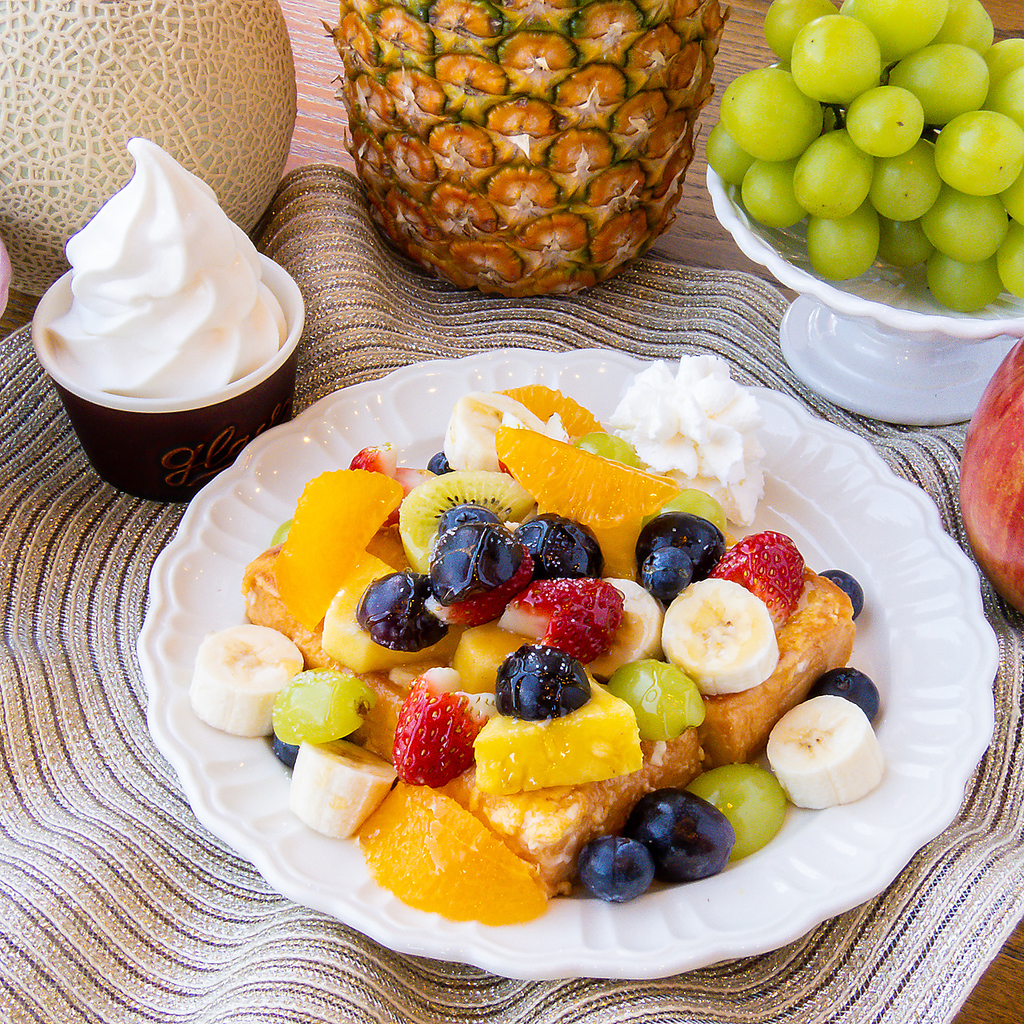 ブランチにおすすめ！ふわとろ食感が自慢のあったかフレンチトースト◎フルーツとクリームを添えて♪