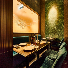 【4~8名様向け】“料理を囲む贅沢な青の空間”青い壁面と大理石が美しく調和する店内は、4~8名様で料理を囲むひとときに最適。程よい広さで会話しやすく、食材の彩りが映える照明も魅力。仲間と少し贅沢なイタリアンビストロを楽しむ夜にぴったりの、洗練されたビストロ空間です。