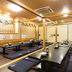 3階のお座敷は74名様までの大型宴会が可能です!消毒液の設置、定時消毒、間隔を開けたお席のご案内にも十分配慮しております。 また店内に喫煙ルームも完備しております。※写真は系列店