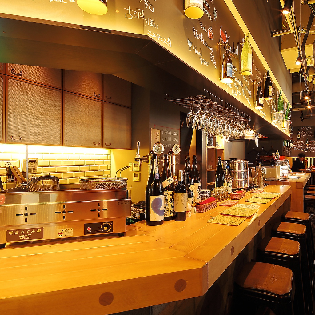雰囲気の良いカウンター席。ランチタイムから営業しております。