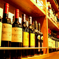 壁一面の棚にズラリと並んだワインの数々♪ボトルワインも種類豊富にご用意しています！ワインはなんと60種類以上★ニューワールドのワインを中心に、国産ワイン、オーガニックワインなど多数取り揃えています！！数あるワインの中から、自分だけのお好きなワインを見つけてみては・・？