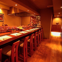 ウッド調の温かい雰囲気の店内。カウンター席からは、プロの料理人の手さばきを見れますよ。