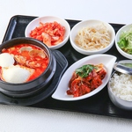 【韓国惣菜小鉢が付いたランチセット】スンドゥブも食べたいけどお肉も食べたいを叶えるコンビも！