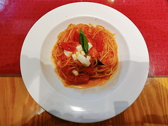 トマト、モッツァレラ、バジルのスパゲッティマルゲリータ仕立ての写真