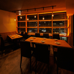 間接照明と和の装飾の数々が洗練された大人な空間を演出しております！扉付き完全個室となっておりますので周りを気にせずお楽しみいただけますよ！当店でゆっくりと羽を伸ばしてご寛ぎくださいませ♪(品川 個室 牛タン 焼き鳥 肉寿司 飲み放題 デート 宴会コース 記念日 接待 宴会)