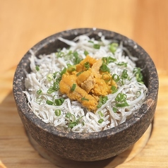 雲丹と釜揚げしらすの石焼ごはん