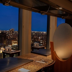 円山方面の夜景を望むペアシートは、誕生日や記念日のご利用におすすめです。シェフ達のパフォーマンスと、調理長選りすぐりの食材の数々を、お楽しみください。窓側ではない、3名さま～５名さまでご利用いただける、L字のカウンターテーブル席もご用意しております。