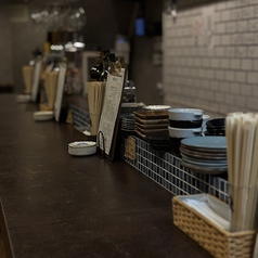 1階は立ち飲みカウンターとなります。お料理のライブ感や心地よい会話をお楽しみください。