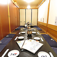 大きな宴会にも御利用ください。消毒液の設置、定時消毒、間隔を開けたお席のご案内にも十分配慮しております。 また店内に喫煙ルームも完備しております。※写真は系列店
