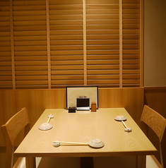 【テーブル個室】最大3名様までご利用いただけます。個室料5%頂戴します。大切な記念日やデートにも最適。周囲を気にせず自分たちのペースで上質なお寿司を味わう、贅沢なひとときを楽しめます。※お席の種類を指定されたい方はお電話にてご相談ください。※階段からのご案内となりますのでご了承ください