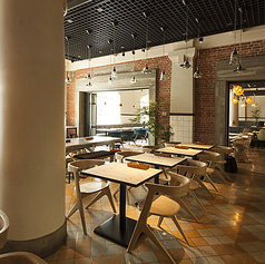 ゆったりとした空間に作られたテーブルのお席です。お友達や気の合う仲間との飲み会など、どんなニーズにも気軽にご利用いただけます。