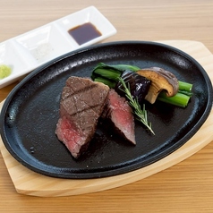 一歩足を踏み入れると、そこは木のぬくもりと鮮やかなグリーンに包まれた癒やしの空間。都会の喧騒を忘れさせてくれるナチュラルなインテリアが、心地よく穏やかな時間を演出します。