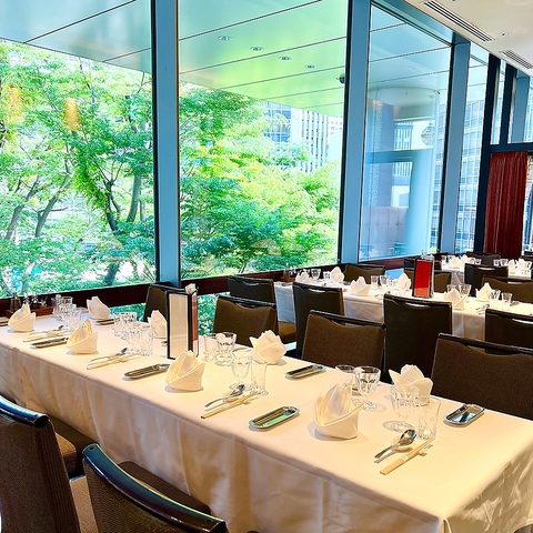 解放感抜群のダイニングテーブルでお食事をお楽しみください。