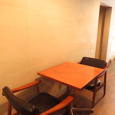 カウンター席やソファー席と距離のあるテーブル席。周囲を気にせずお過ごしいただけるため、デートでのご利用や静かにお話しをされたいかたにぴったりです。大人数でご利用の場合は、こちらのお席をソファー席に隣接させることも可能です。