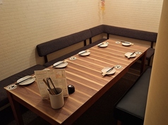 白いレンガ調の半個室風ブース席です。ゆったりとお寛ぎいただけるコの字型ベンチシートを採用。さらに、伸縮可能なテーブルで席の広さを柔軟に調整できるため、少人数から団体様まで幅広くご利用可能です。女子会や気の置けないご友人とのカジュアルな飲み会に最適です