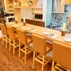 ゆったりおくつろぎいただけるカウンター席です。