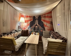 【天蓋付きのソファー席◎】特別な日の演出にも♪囲まれた落ち着いた席でゆったりとお食事できます◎友達飲みでもデートにもおすすめ♪