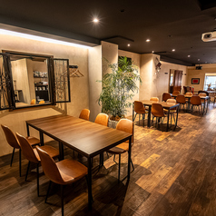 間接照明が照らし、雰囲気抜群のテーブル席。