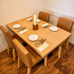 最大5名様までお座りいただけるテーブル席です。