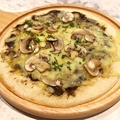 料理メニュー写真&nbsp;トリュフとマッシュル-ムのピザ