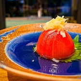 様々なおつまみメニューが美しく盛り付けられています。色鮮やかな皿に乗せられた料理は、目にも楽しく、食欲をそそります。繊細な盛り付けが、料理の味わいを引き立て、特別な食事のひとときを演出しています。