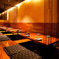 【4人掛け掘りごたつ席×4卓】掘りごたつ席のご利用は2～20名様まで対応可能です。カップルのデートや友人とのサシ飲みなど、少人数でのお食事から 、大人数で楽しむ各種宴会の場面まで気軽に幅広くご活用くださいませ。※20名様のご予約の際は必ずお電話下さい。