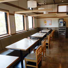 結合可能なテーブル席（6名席や4名席などございます）