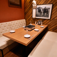 【8～12名】中人数での宴会や送別会、歓迎会などに対応できる席タイプ。テーブルを囲んで一体感が生まれやすく、料理を共有しながら過ごせます。宴会コースの利用にも適しており、会社関係の集まりや複数人での飲み会に使いやすい空間です。事前予約での利用が多い席です。